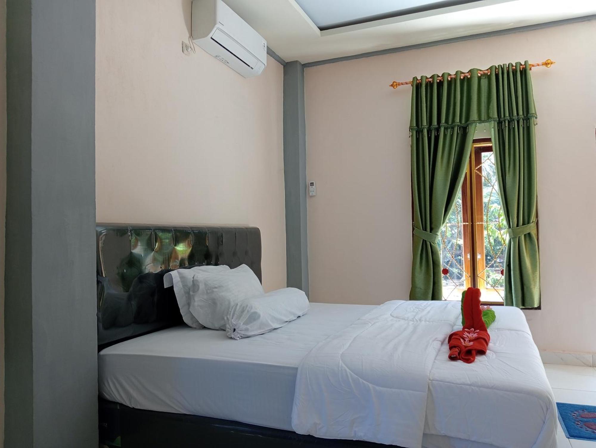 Yusilver Guest House لابوان باجو الغرفة الصورة