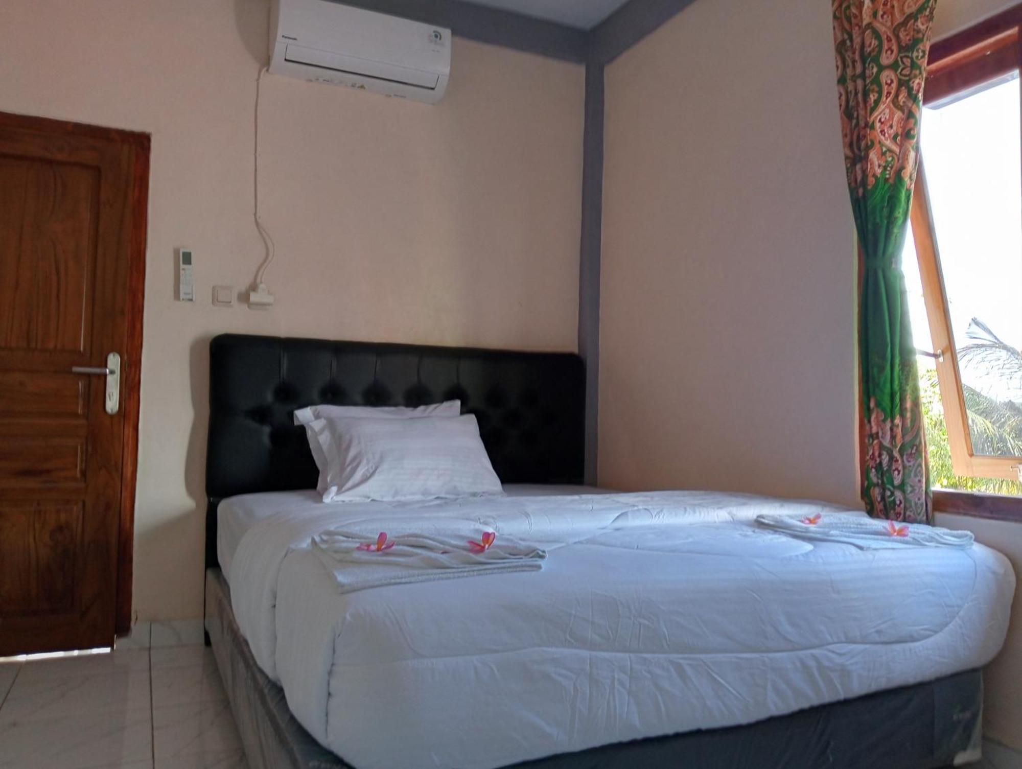 Yusilver Guest House لابوان باجو الغرفة الصورة